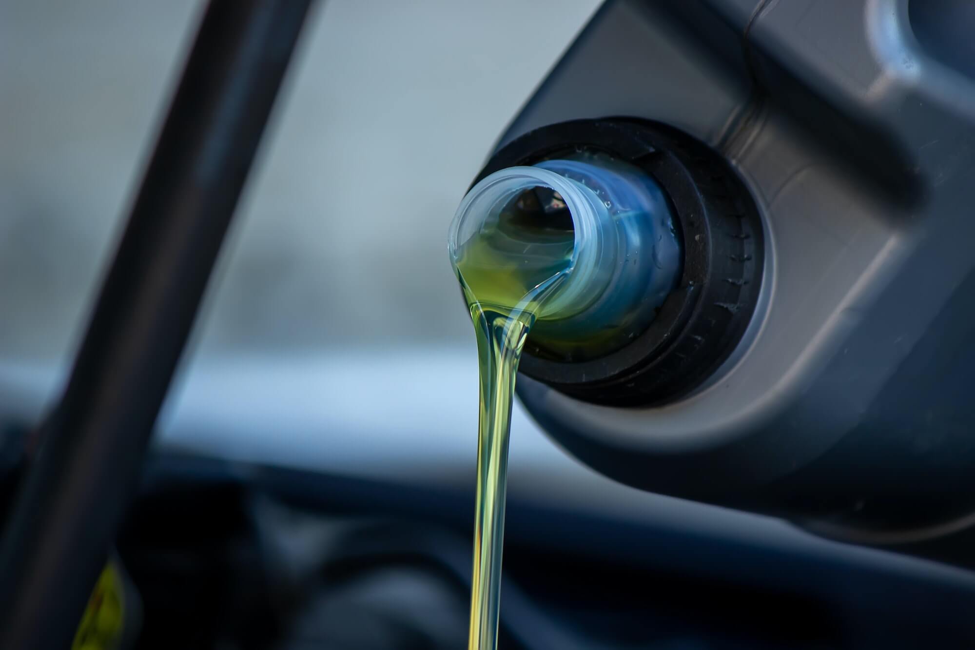 Aceite automotriz vertiéndose de su envase