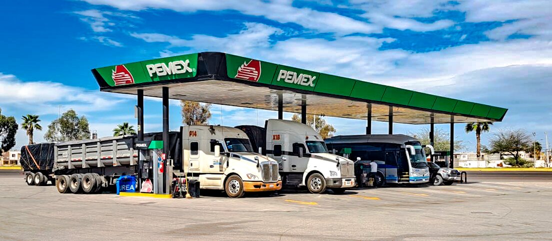 Tractocamiones y autobuses cargando diesel en La Cande