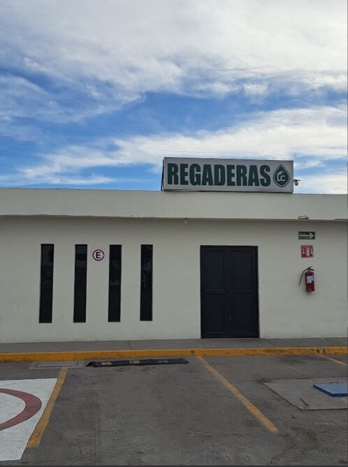 Edificio de regaderas para operadores en La Cande