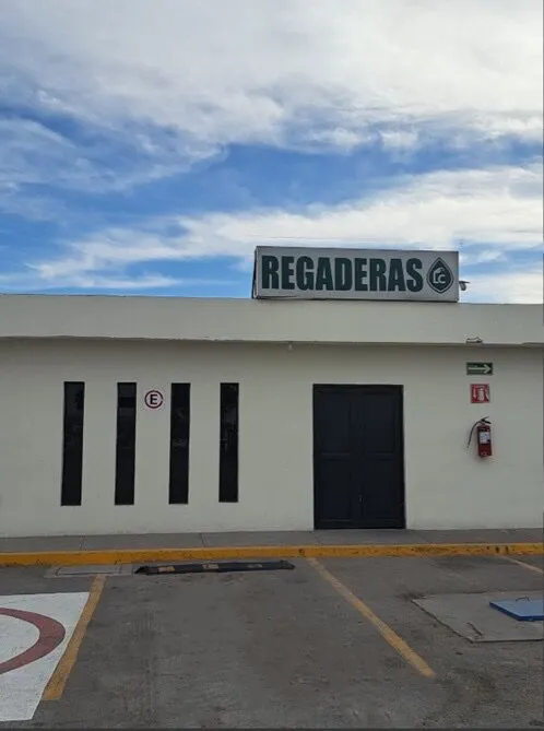 Edificio de regaderas para operadores en La Cande